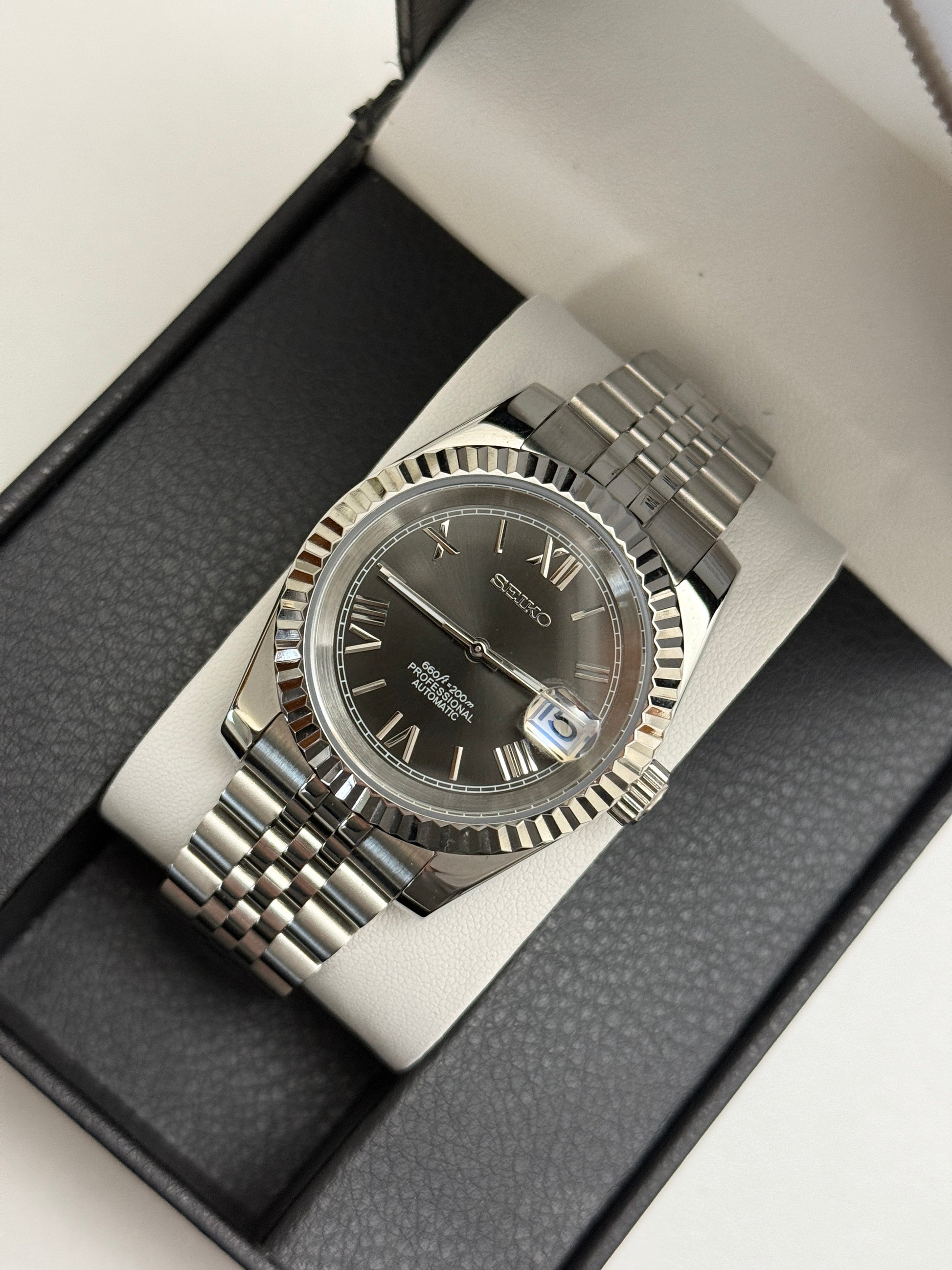 Seiko Mod Date Just Grey Roman